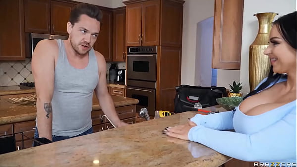 Handyman Stepdaddy Gets Fucked.Payton Preslee / Brazzers  / stream full from www.zzfull.com/pda