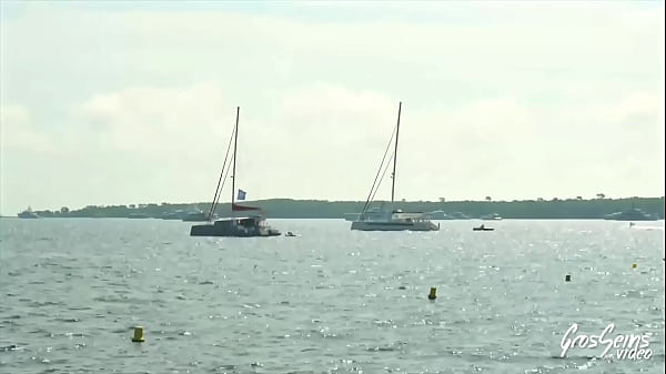 Jade, belle milf aux gros seins, souhaite une baise torride