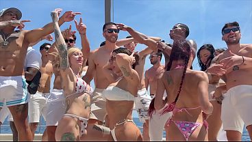 Orgía salvaje en el yate todos follando con todos 10 mujeres vs 10 hombres – Yasmina khan- Roma Amor- Clea Gaultier- Daisy Fay